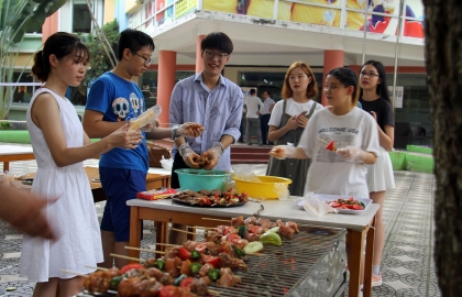 HỌC SINH LỚP 10 - TRƯỜNG HIBS TỔ CHỨC TIỆC BBQ CHÀO ĐÓN NĂM HỌC MỚI